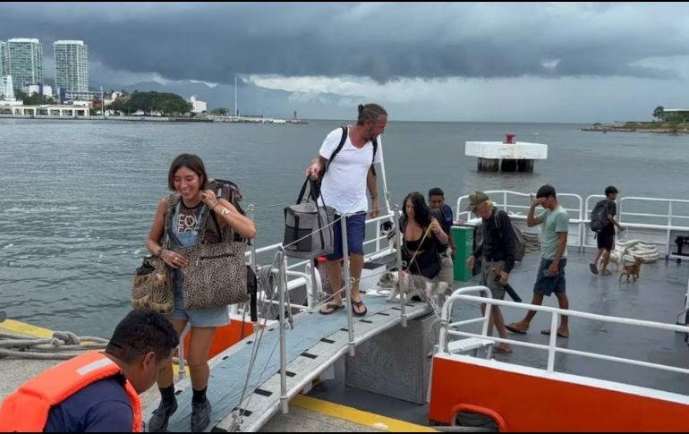 La Secretaría de Marina trasladó a 76 personas de Quimixto y Yelapa a Puerto Vallarta ante la proximidad del huracán Simón. SUN.