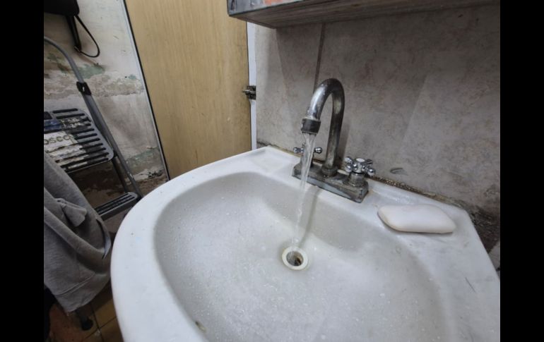 Vecinos de varias colonias de Guadalajara reportaron cortes de agua y baja presión, aunque reconocieron mejorías en aspecto y olor. EL INFORMADOR