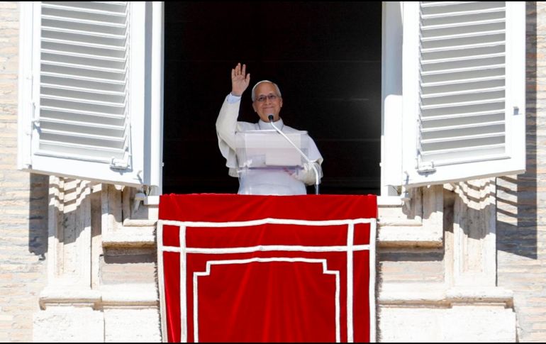 El Papa León XIV dirige el rezo del Ángelus desde la ventana de su despacho con vistas a la Plaza de San Pedro. EFE / Fabio Frustaci