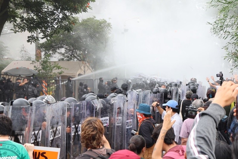 &nbsp;Manifestantes en Casa Jalisco. EL INFORMADOR / A. Navarro&nbsp;