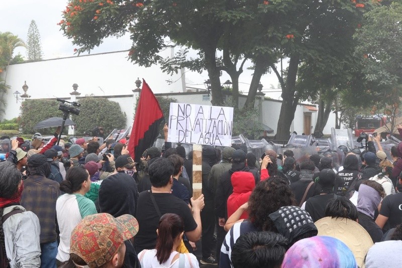 &nbsp;Manifestantes en Casa Jalisco. EL INFORMADOR / A. Navarro&nbsp;