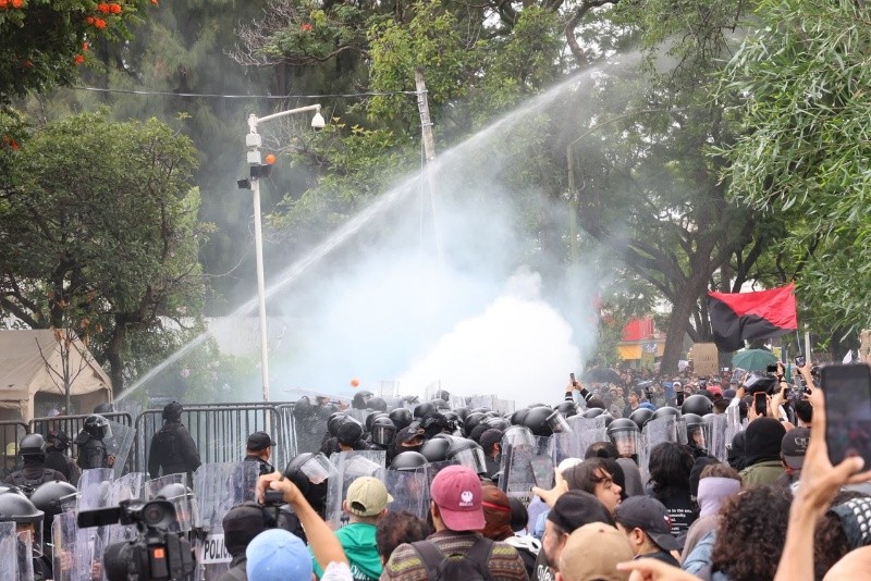 Manifestantes en Casa Jalisco. EL INFORMADOR / A. Navarro&nbsp;