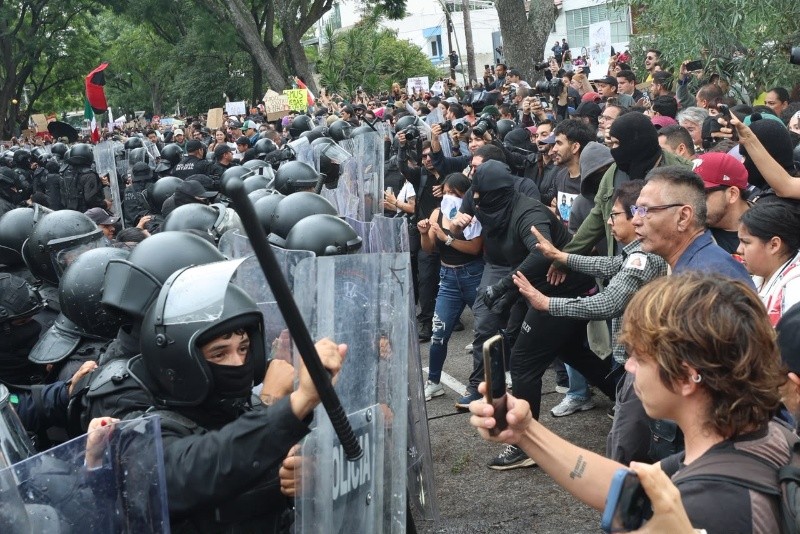 &nbsp;Manifestantes en Casa Jalisco. EL INFORMADOR / A. Navarro&nbsp;