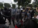 Se reportan enfrentamientos entre manifestantes y policías durante la manifestación por el agua limpia en Casa Jalisco. EL INFORMADOR / A. Navarro
