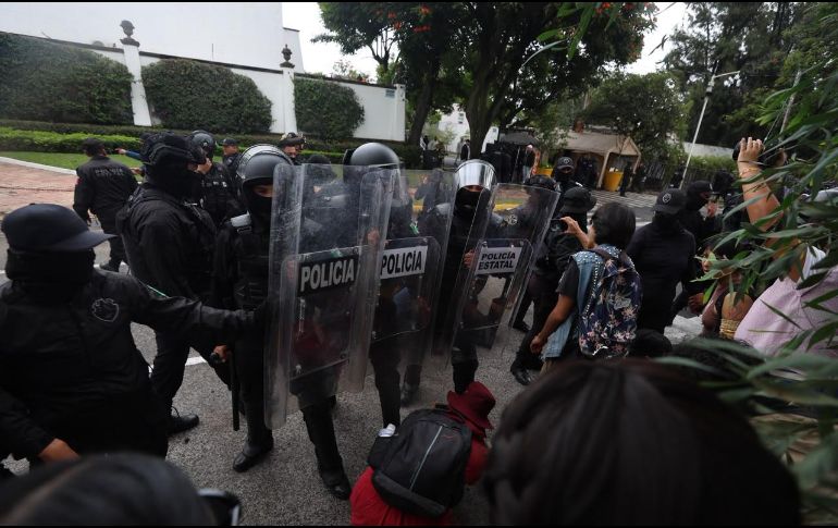 Se reportan enfrentamientos entre manifestantes y policías durante la manifestación por el agua limpia en Casa Jalisco. EL INFORMADOR / A. Navarro