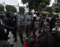 Se reportan enfrentamientos entre manifestantes y policías durante la manifestación por el agua limpia en Casa Jalisco. EL INFORMADOR / A. Navarro