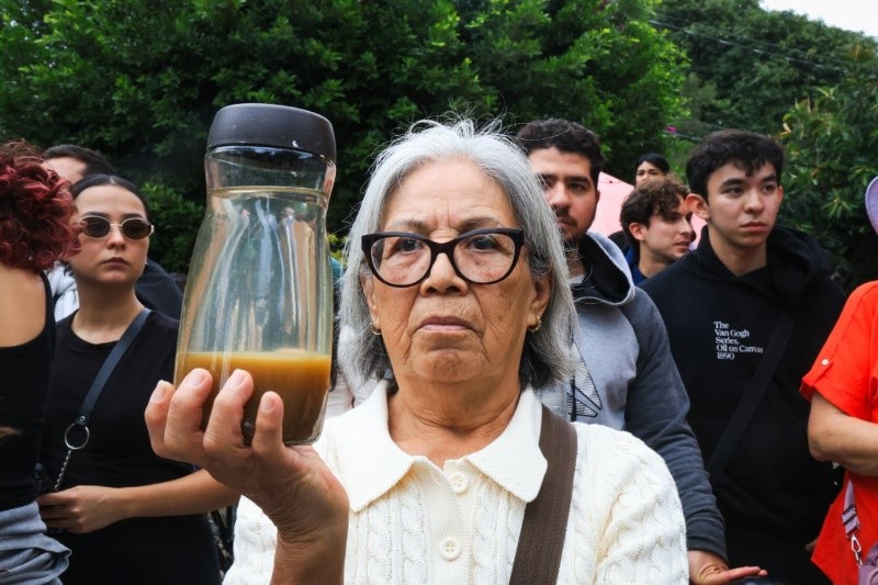 &nbsp;Manifestante muestra la calidad del agua. EL INFORMADOR / J. Acosta