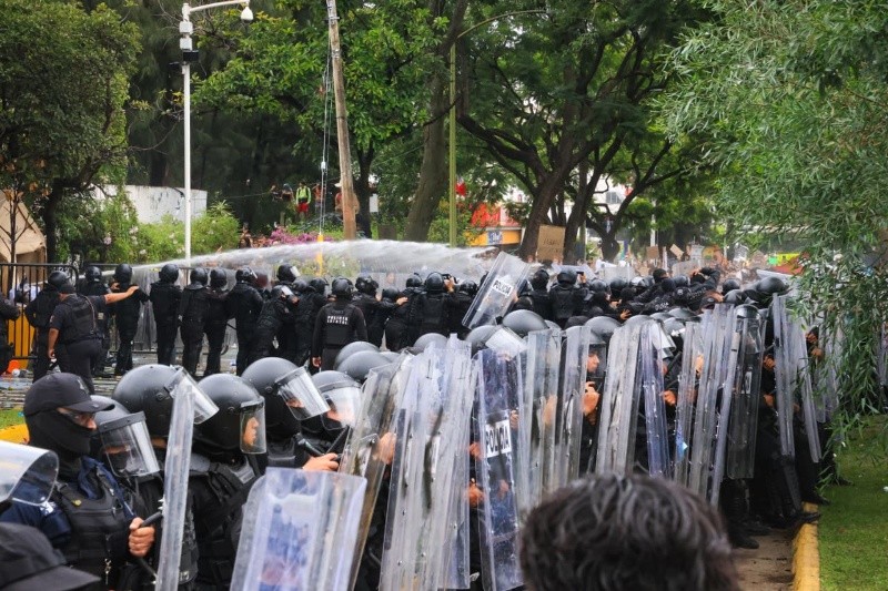 &nbsp;Policías repelen a manifestantes con chorros de agua y gases lacrimógenos. EL INFORMADOR / J. Acosta