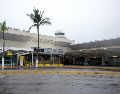 El cierre de la terminal aérea se prolongará debido al lento desplazamiento del huracán “Simón”. EFE/A. Montero.