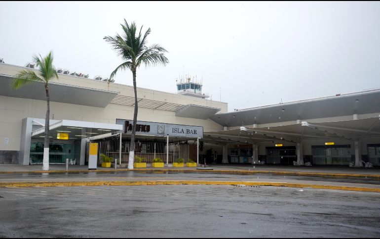 El cierre de la terminal aérea se prolongará debido al lento desplazamiento del huracán “Simón”. EFE/A. Montero.