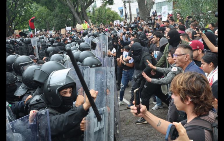 Manifestantes elaboraron una lista de 23 personas que reportan como detenidas o no localizadas tras los enfrentamientos en Casa Jalisco. EL INFORMADOR/A. NAVARRO.