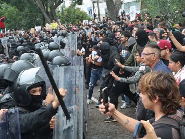 Manifestantes elaboraron una lista de 23 personas que reportan como detenidas o no localizadas tras los enfrentamientos en Casa Jalisco. EL INFORMADOR/A. NAVARRO.