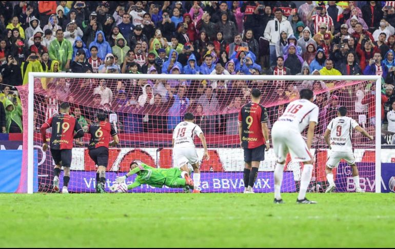 Camilo Vargas llegó a 21 penales atajados en la Liga MX y se encuentra a tres de alcanzar el récord histórico. EL INFORMADOR/A. NAVARRO.