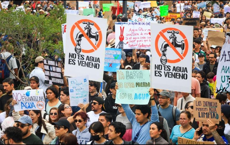 Madres de familia denuncian afectaciones a su salud y gastos adicionales por la crisis del agua en Guadalajara. EL INFORMADOR/J. ACOSTA.
