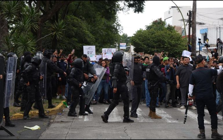 La protesta por la calidad del agua en Guadalajara derivó en enfrentamientos entre manifestantes y policías antimotines frente a Casa Jalisco. EL INFORMADOR/J. ACOSTA.