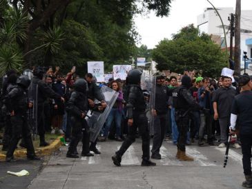 La protesta por la calidad del agua en Guadalajara derivó en enfrentamientos entre manifestantes y policías antimotines frente a Casa Jalisco. EL INFORMADOR/J. ACOSTA.