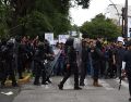 La protesta por la calidad del agua en Guadalajara derivó en enfrentamientos entre manifestantes y policías antimotines frente a Casa Jalisco. EL INFORMADOR/J. ACOSTA.