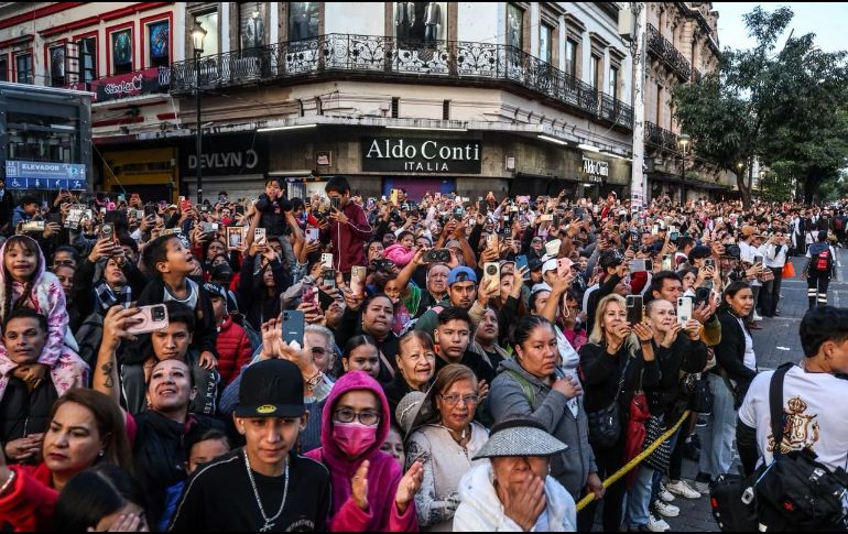 Teléfonos en alto, lágrimas en los ojos y sonrisas de devoción. A lo largo de las calles del centro, miles de familias madrugaron para apostarse en las aceras y conseguir el mejor ángulo para contemplar a 