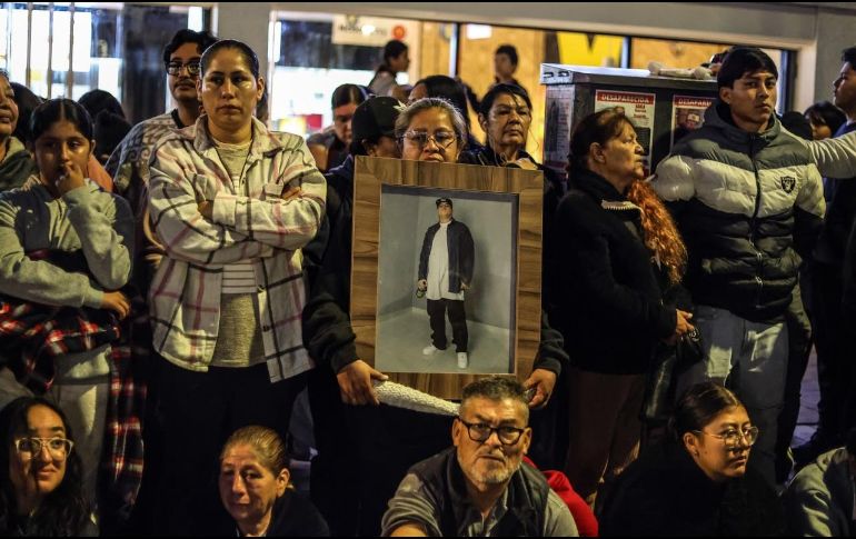 Con retratos en alto, madres y familias se hacen presentes en el recorrido para encomendar a sus seres queridos ausentes a la Virgen de Zapopan. En medio del mar de gente, sus miradas no solo piden un milagro, sino que recuerdan a la ciudad que la fe es también una búsqueda incansable de justicia y consuelo. EL INFORMADOR / A. Navarro