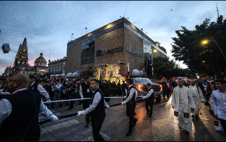 Distintas familias y generaciones unidas en una tradición: acompañar el camino de la Virgen de Zapopan de regreso a la Basílica. EL INFORMADOR / A. Navarro