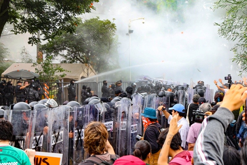 Protesta contra el agua sucia en Casa Jalisco. EL INFORMADOR / ARCHIVO