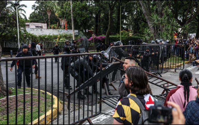 La Fiscalía de Jalisco informó que de las 39 personas detenidas por los disturbios registrados durante la manifestación por el agua realizada afuera de Casa Jalisco ya fueron liberadas 12. EL INFORMADOR/ A. Navarro