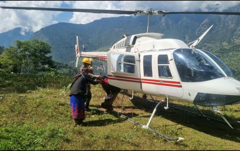 En esta imagen proporcionada por el Ejercito nepalí, residentes afectados por la inundación en el río Budhi Gandaki, en el centro norte de Nepal, son evacuados en helicóptero el domingo 11 de octubre de 2026. AP/ IMAGEN PUBLICADA POR EL EJÉRCITO DE NEPAL