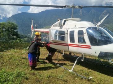 En esta imagen proporcionada por el Ejercito nepalí, residentes afectados por la inundación en el río Budhi Gandaki, en el centro norte de Nepal, son evacuados en helicóptero el domingo 11 de octubre de 2026. AP/ IMAGEN PUBLICADA POR EL EJÉRCITO DE NEPAL