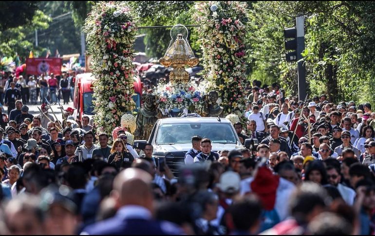 El día avanza y el calor del mediodía empieza a hacerse sentir, pero el paso no se detiene. EL INFORMADOR / J. Acosta