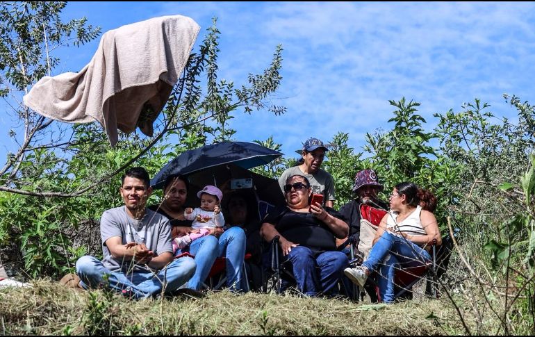 Esperar el paso de La Generala es también un acto de convivencia familiar. Con sillas, sombrillas y cobijas colgadas en las ramas para improvisar un poco de sombra, abuelos, padres e hijos se acomodan sobre el pasto a lo largo de la ruta. EL INFORMADOR / J. Acosta