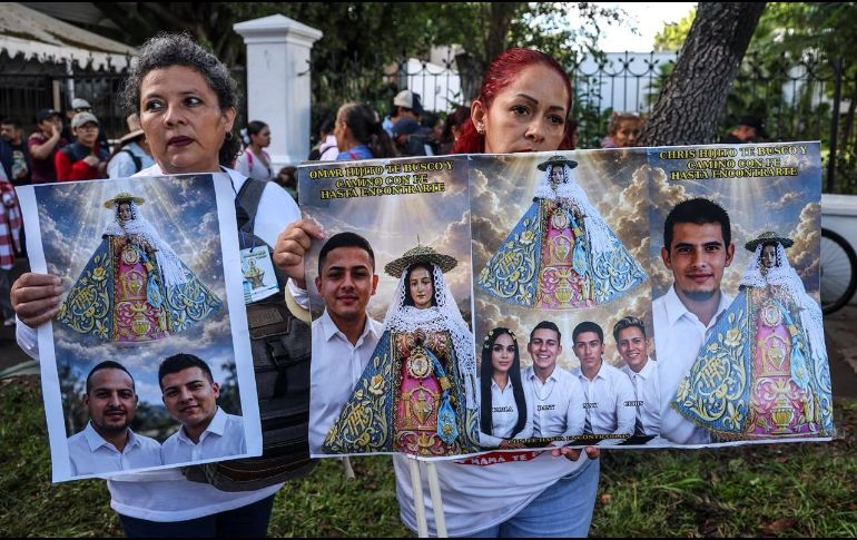 Portando en el pecho y en las manos los rostros de sus hijos junto a la imagen de la Virgen de Zapopan, colectivos de familias caminan encomendando su causa a la Virgen. EL INFORMADOR / J. Acosta