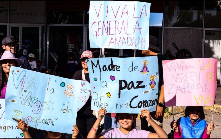 En pancartas trazadas con plumones, los más pequeños y sus familias expresan su cariño a La Generala a lo largo del camino. EL INFORMADOR / J. Acosta