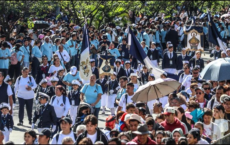 Entre el batir de banderas, el ondear de estandartes bordados y el ritmo coordinado de las agrupaciones, la comitiva demuestra que la Romería es una disciplina de amor, fe y organización. EL INFORMADOR / J. Acosta
