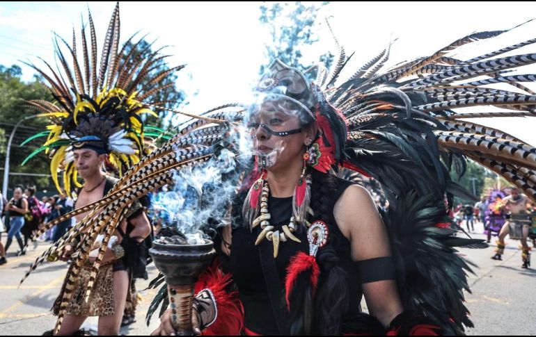 Con plumas, rostros pintados y sahumadores, danzantes rinden tributo a la Virgen. Es el sincretismo en su máxima expresión: la devoción católica entrelazada con las raíces prehispánicas. EL INFORMADOR / J. Acosta