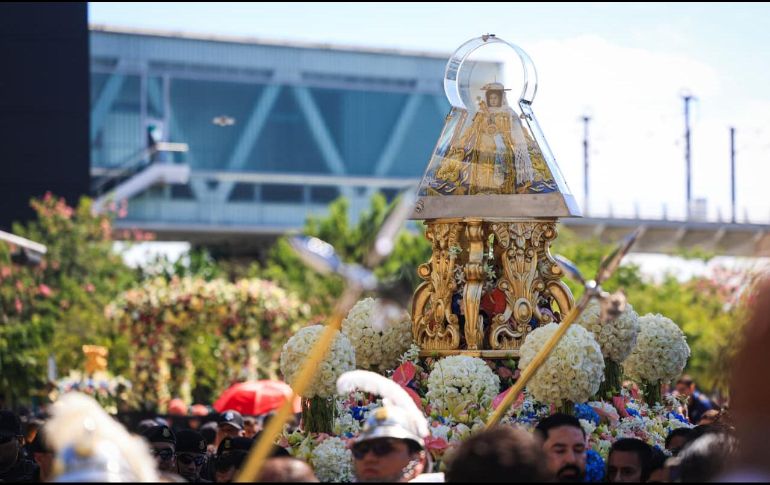 Bajo el sol del mediodía, y enmarcada por el entusiasmo inagotable de los tapatíos, la Virgen de Zapopan alcanza el corazón de su santuario. EL INFORMADOR / J. Acosta