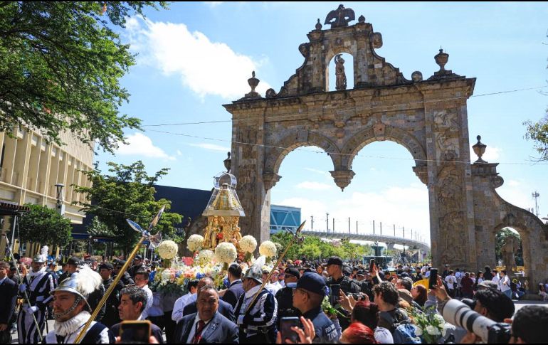 Entre vivas, aplausos y campanadas, además de la emoción que desborda de los presentes, La Generala cruza los Arcos de Zapopan. EL INFORMADOR / J. Acosta