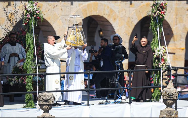 Elevada en alto frente a las históricas arquerías de la Basílica, la Virgen de Zapopan bendice al mar de peregrinos que llenan el atrio y la acompañaron en su camino de regreso a casa desde la Catedral. EL INFORMADOR / J. Acosta