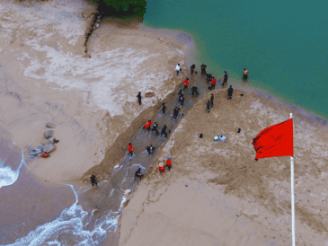 Realiza maniobras manuales de desazolve para liberar el cauce, prevenir erosiones y salvaguardar a la población en la zona costera. ESPECIAL / Protección Civil y Bomberos Puerto Vallarta