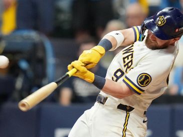 Milwaukee aprovechó los errores de Los Ángeles para ampliar su ventaja en la Serie de Campeonato de la Liga Nacional. AFP.