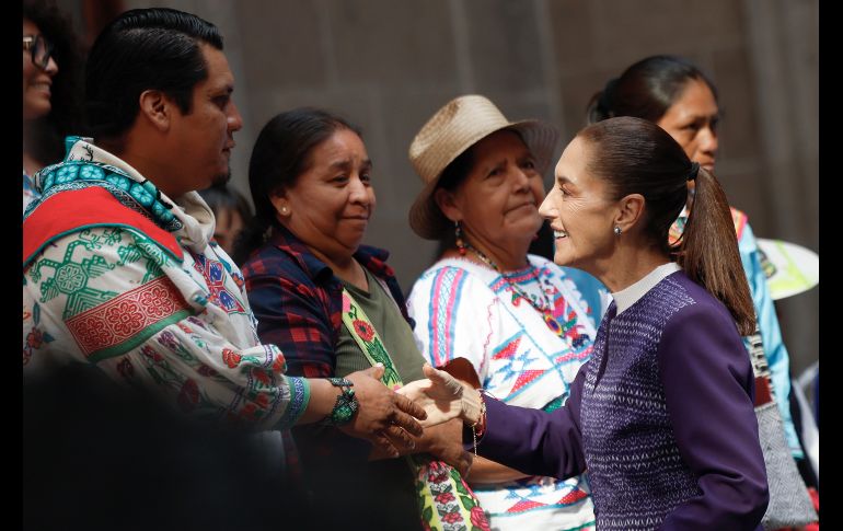 Durante el Día de la Resistencia Indígena, Claudia Sheinbaum pausó la entrega de la nueva ley de derechos indígenas al Congreso para dar más tiempo de análisis a las comunidades. EFE/S. Gutiérrez