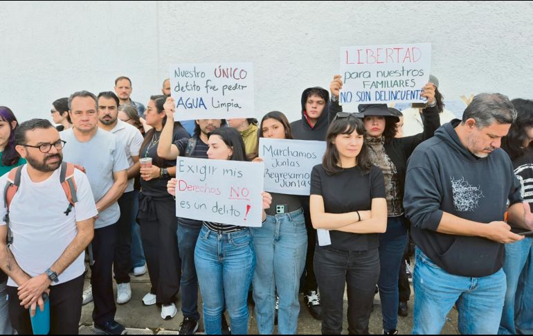 Colectivos de derechos humanos acompañan a familias a las afueras de la fiscalía jalisciense. EL INFORMADOR/ M. Hernández