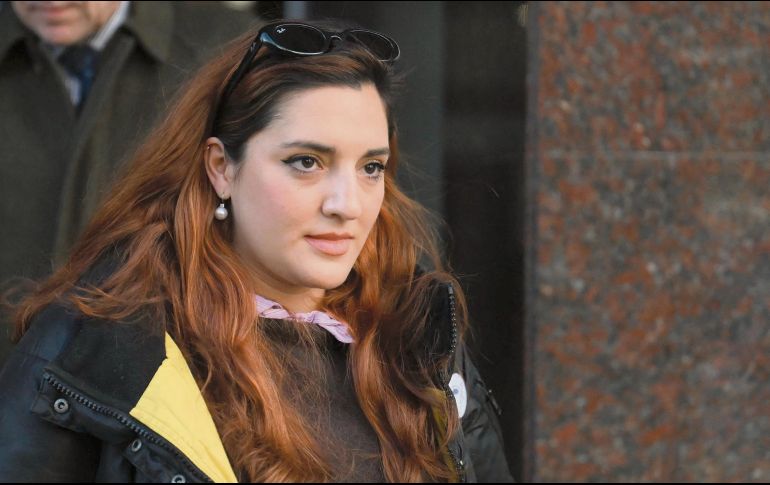 Jana Maradona, hija del astro argentino, busca que se esclarezcan las responsabilidades por la muerte de su padre. AFP