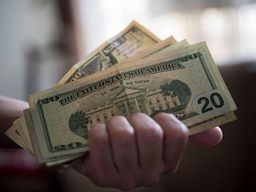El fortalecimiento del dólar, impulsado por el conflicto energético y las tasas de interés, presiona al peso mexicano. EFE / ARCHIVO