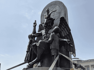 Una de las lecturas más conocidas de Baphomet es la del equilibrio entre fuerzas contrarias: lo masculino y lo femenino, la luz y la oscuridad, lo material y lo espiritual. AP/ARCHIVO