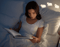 Dddicar unos minutos a un buen libro antes de apagar la luz es una inversión directa en salud integral. ESPECIAL / CANVA