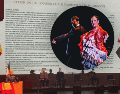 Cientos de espectadores puestos en pie escucharon el himno nacional de España antes de la actuación de la Compañía de Flamenco Anabel Veloso. EFE / G. Bagdhadi / ESPECIAL