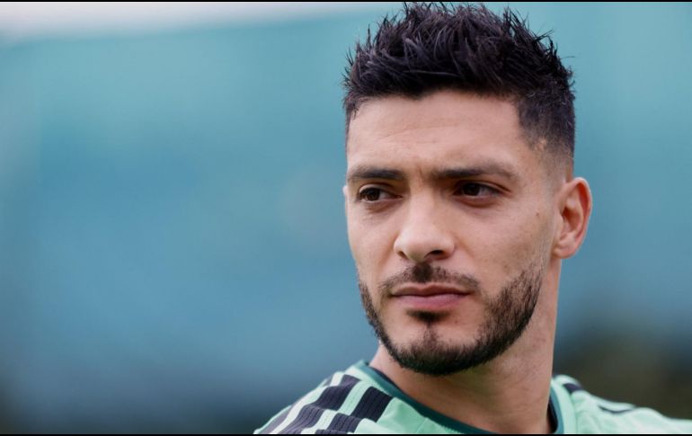 El delantero mexicano Raúl Jiménez será operado de la rodilla, un duro golpe para el equipo de Wolverhampton. AFP / ARCHIVO