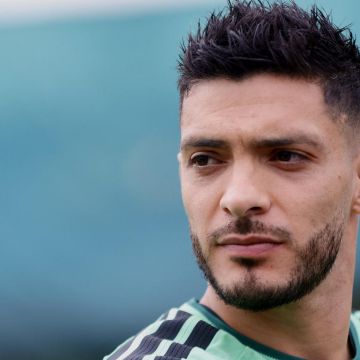 El delantero mexicano Raúl Jiménez será operado de la rodilla, un duro golpe para el equipo de Wolverhampton. AFP / ARCHIVO