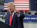 El presidente de Estados Unidos, Donald Trump, habla en un mitin de campaña en el centro deportivo Curtis D. Menard Memorial en Wasilla, Alaska. AP/A. Brandon