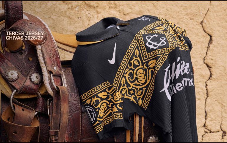 El nuevo jersey destaca por su diseño en color negro con detalles dorados, inspirado en elementos característicos del traje de charro. X / @Chivas